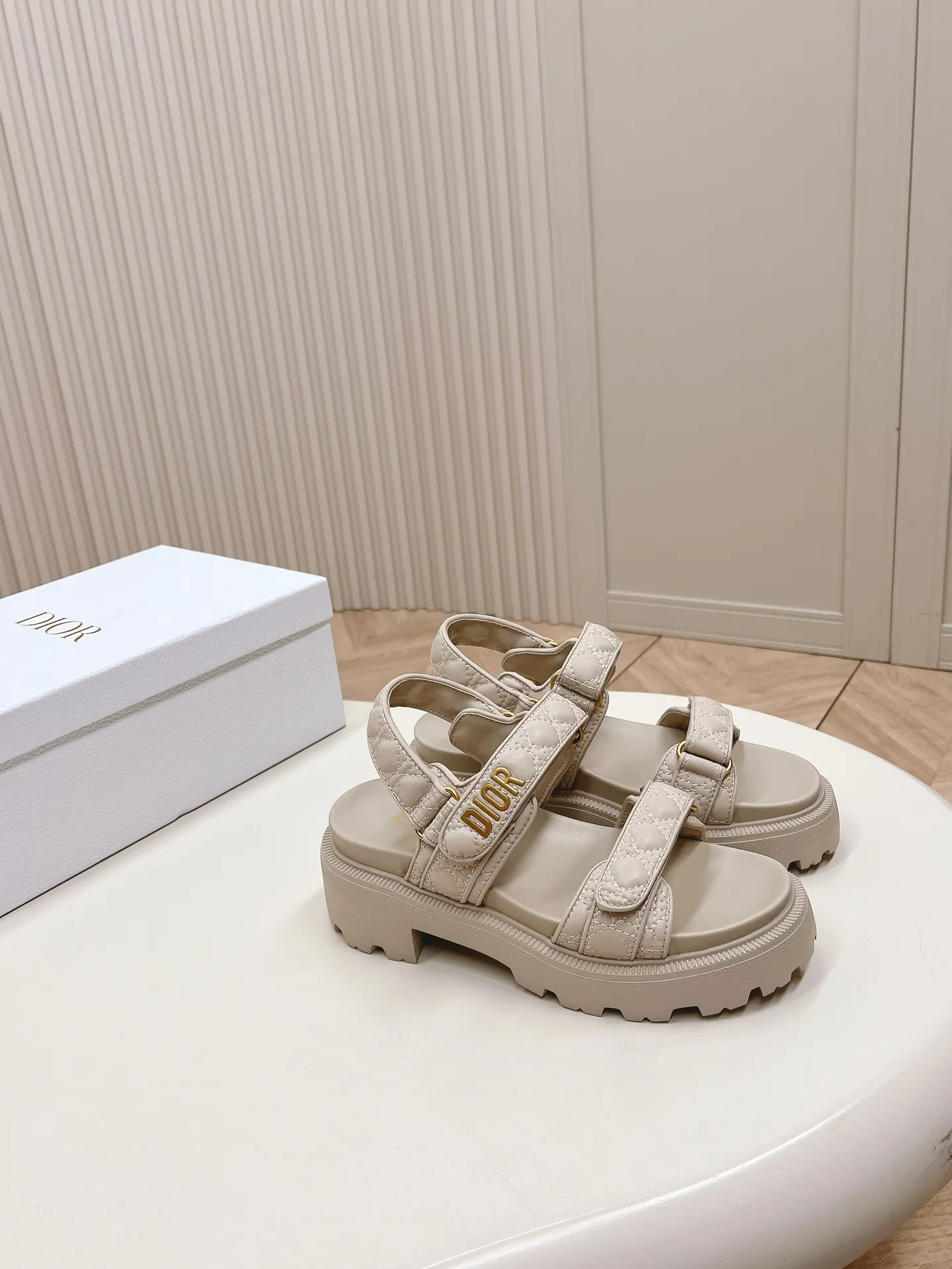 👟👟Ex-factory price 520👟👟 2024Dior Classic Velcro high-heeled sandals and slippers series original replica high version super durable and versatile style very comfortable on the foot, slim and tall, original leather upper, original d hardware buckle, original TPU outsole Heel height is about cm Size: 35-42